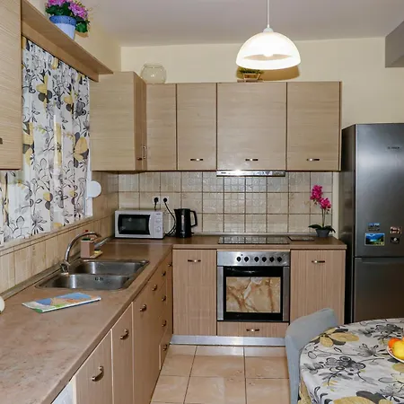 Проживання в сім'ї Lana's House
